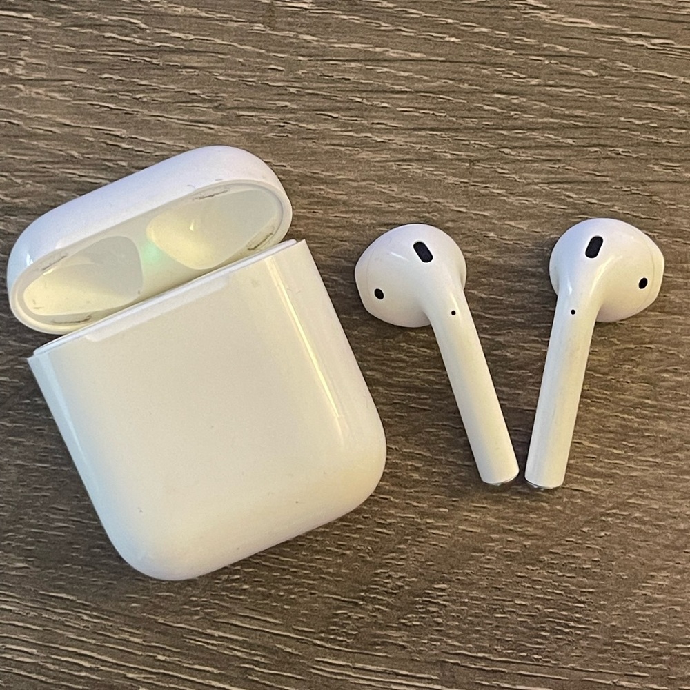 Apple AirPods 2nd Gen- Great condition